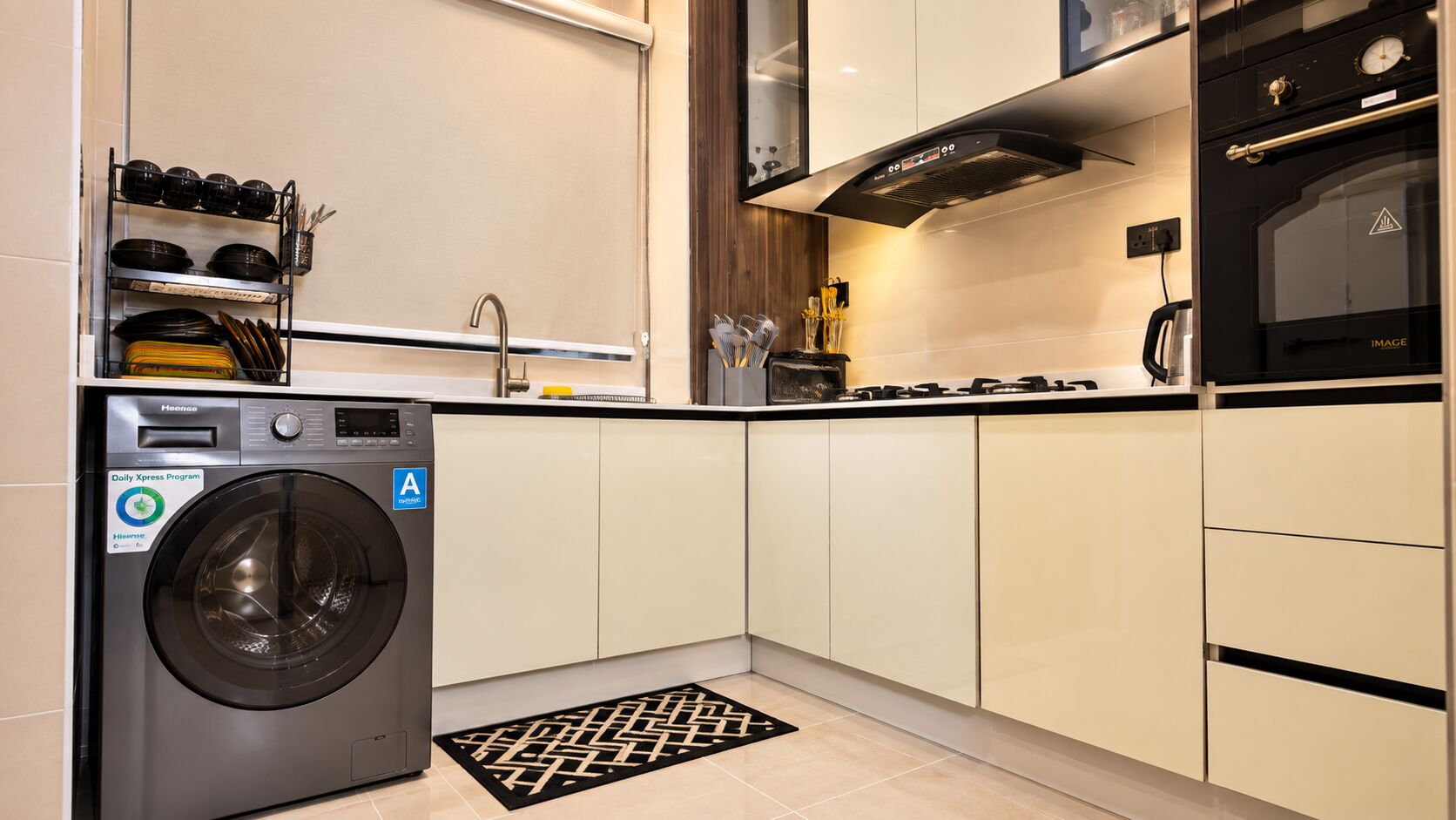 Fitted apartment kitchen with oven and washing machine